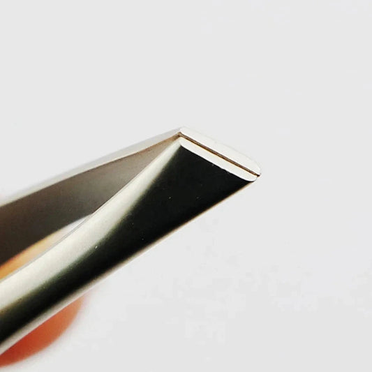 Lumia Brow – Pince à épiler de précision avec éclairage LED
